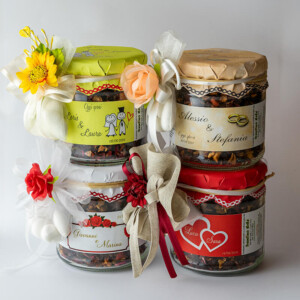 Celebra il tuo giorno speciale con la nostra esclusiva Bomboniera di Matrimonio, un tocco di eleganza e dolcezza che i tuoi ospiti adoreranno portare a casa con loro. Grazioso vasetto di vetro impreziosito da un'etichetta personalizzata con lo stesso stile elegante di quelle nelle foto. Piccoli dettagli possono essere personalizzati secondo i tuoi desideri, per garantire che ogni bomboniera sia unica. Il vasetto contiene un delizioso infuso di frutta selezionata, con un peso approssimativo di 140 grammi. La scelta dell'infuso dipende interamente dalle tue preferenze, garantendo una bellissima esperienza per ogni ospite. Insieme al vasetto, troverai un sacchettino di raso contenente i confetti, un gesto tradizionale per augurare fortuna e dolcezza agli invitati. Per un tocco finale di raffinatezza, abbiamo incluso fiori assortiti come decorazione, insieme a un nastro dai colori assortiti per legare il tutto con grazia. Per garantire la personalizzazione e per accordarsi per quanto riguarda le quantità, ti invitiamo a contattarci al numero 04611722435. Saremo lieti di aiutarti a creare un ricordo indimenticabile del tuo giorno speciale.