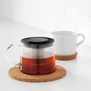 Teiera in vetro borosilicato 1.3l Scopri la nostra teiera in vetro borosilicato resistente al calore da 1.3 litri, dotata di filtro in acciaio inox. Questa teiera è ideale per preparare le tue bevande preferite con facilità e versatilità. Realizzata con materiali di alta qualità, è lavabile in lavastoviglie per una pulizia senza stress. La sua resistenza al calore la rende adatta all'uso su microonde, fornelli a gas e piani ad induzione, offrendoti la libertà di preparare le tue bevande preferite ovunque tu sia. Esplora ora la nostra teiera e goditi ogni momento di preparazione e degustazione!
