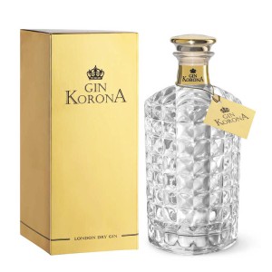 Scopri il nostro Gin London in bottiglia da 0,7 litri con un grado alcolico del 40% Vol. Questo distillato è ottenuto dall'infusione di bacche di ginepro selvatico, arancia amara, coriandolo, mugo e cirmolo, tutti selezionati con cura. La sua produzione prevede un'infusione di 30 giorni in alcool di cereali, seguita da distillazione discontinuo. Presenta un colore limpido e cristallino con sentori predominanti di ginepro e note agrumate tipiche delle montagne trentine. Perfetto per cocktail o da gustare liscio. Acquista ora e assapora un'esperienza unica!