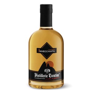 Scopri la nostra Grappa Invecchiata in bottiglia da 0,5 litri con un grado alcolico del 40% Vol. Questa pregiata grappa è ottenuta da vinacce di Teroldego, invecchiata in botti di rovere per 12-20 mesi. Presenta un colore ambrato, un profumo fine e vanigliato, e un gusto aromatico. Perfetta da degustare a 15°C in un bicchiere Ballon per Brandy o ANAG. Un'esperienza di gusto unica da non perdere!