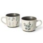 L'eucalipto è un trend in floristica e moda. Questa tazza in ceramica da 0,35 l, con foglie di eucalipto e dettagli eleganti, è perfetta per tè, caffè o cioccolata. Il manico ergonomico la rende comoda e pratica per l'uso quotidiano.