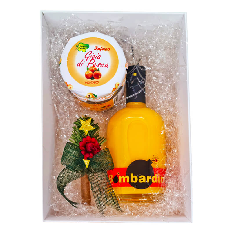 conf-05-con-bombardino-e-infuso Scopri la nostra confezione regalo che unisce il gusto e la tradizione! Contenuto: una bottiglia di Bombardino delle Distillerie Trentino (0,50lt) un vasetto di infuso (circa 50 tazze, a scelta*) una decorazione natalizia assortita Un'idea regalo perfetta per le feste! Design elegante della scatola come da foto. *Scrivi nelle note il tuo infuso preferito, altrimenti riceverai quello in foto.