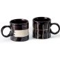 Koro: coppia di tazze in ceramica da 0,3 litri, con finitura lucida nera, dettagli bianchi opachi e accenti dorati. Superficie ondulata per un tocco unico e piacevole. Eleganza senza tempo per ogni occasione.