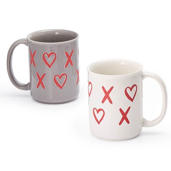 Mabelle: due tazze in ceramica, grigia e bianca, con il design "XOXO" a forma di cuore. Dipinte a mano, lavabili in lavastoviglie e adatte al microonde. Perfette per un regalo affettuoso!