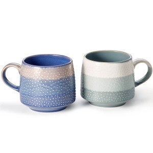 Tazze Marlo in Ceramica – Design Elegante e Funzionale Set di tazze Marlo in ceramica da 500 ml, con tonalità di azzurro che richiamano il mare. Ogni tazza presenta una forma conica, una base sfalsata e una struttura in rilievo che offre un tocco originale e confortevole. Perfette per ogni occasione, dalla pausa caffè al tè rilassante.