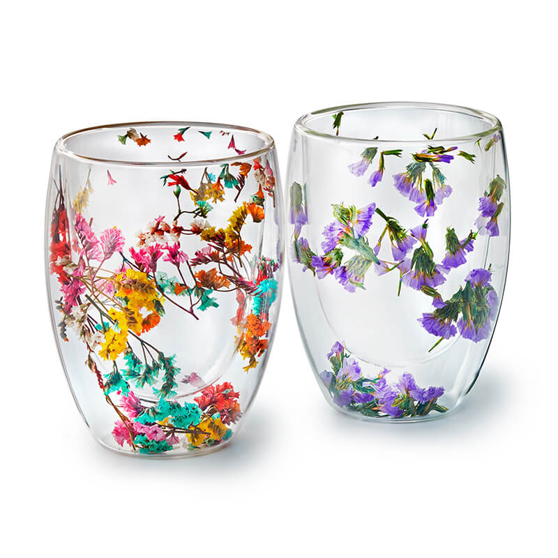tazza-editha-trentino-erbe Editha: tazza in vetro doppio da 0,3 litri con fiori secchi veri. Mantiene le bevande calde o fredde grazie alla doppia parete. Varianti assortite, spedite casualmente. Un mix di natura e stile per ogni momento!