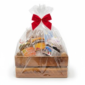 Eleganti cesti regalo natalizi artigianali con prodotti tipici del Trentino, confezionati con cura su sfondo bianco con ombre naturali. Ogni confezione è personalizzabile e include miele di acacia, biscotti, infusi selezionabili, caramelle e accessori natalizi unici. Perfetti per regali di Natale originali e raffinati.