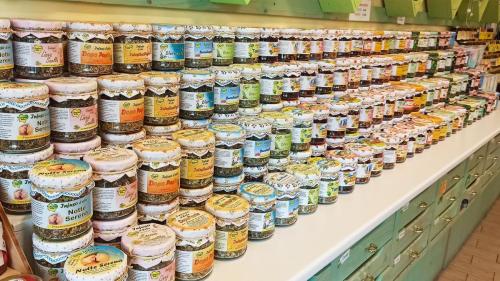 Selezione di Vasetti di infusi nello spaccio